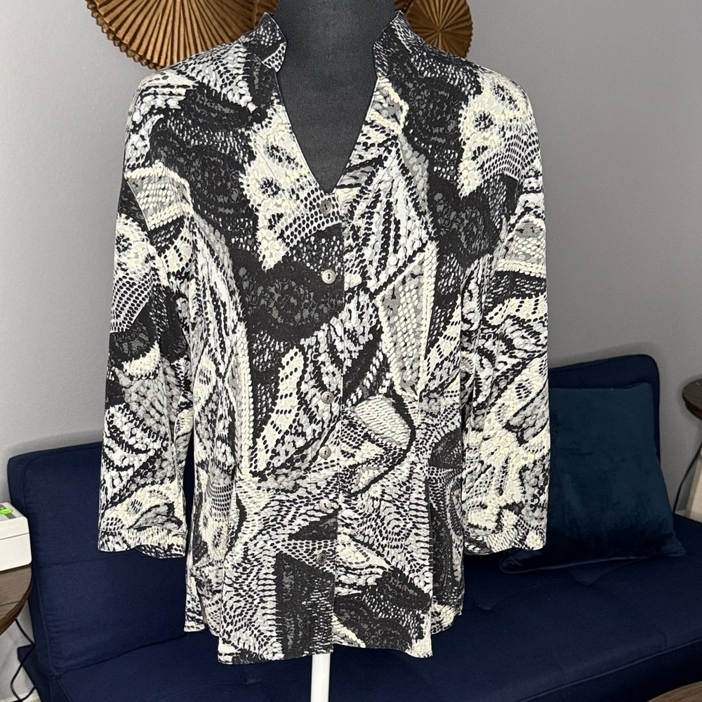 Tianello Women's Black White Abstract Patterned Tencel Button Front Medium Top